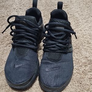 Big KIDS 6Y Black Nike Sneakers- PRESTOS